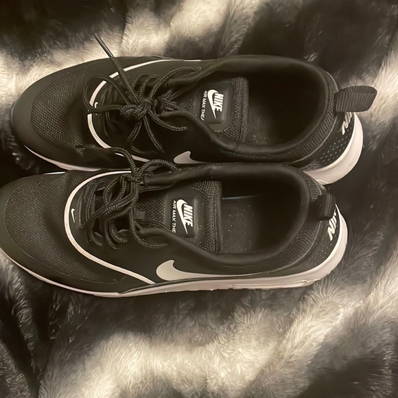 BLACK NIKE SNEAKERS ONLY WORN 3 TIMES - Picture 4 of 8